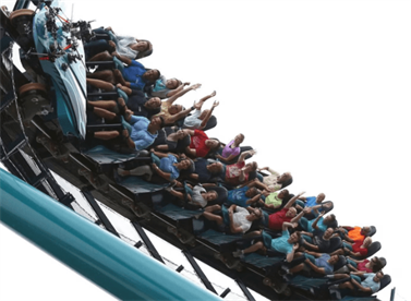 посетители парка аттракционов